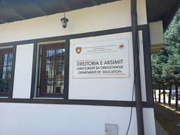 Suspendohet drejtori i shkollës në Gjakovë pasi pretendohet se ngacmoi seksualisht një 17-vjeçare Suspendohet drejtori i shkollës në Gjakovë pasi pretendohet se ngacmoi seksualisht një 17-vjeçare