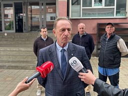 Azemi: Greva e punëtorëve teknikë të shkollave do të vazhdojë derisa pagat të dalin në llogari bankare Azemi: Greva e punëtorëve teknikë të shkollave do të vazhdojë derisa pagat të dalin në llogari bankare
