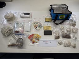 Zvicër, arrestohet shqiptari me 1kg heroinë dhe para të gatshme Zvicër, arrestohet shqiptari me 1kg heroinë dhe para të gatshme