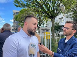 Sami Lushtaku në pritje të njësitit policor nga Prishtina, Mërgim Lushtaku: Pasi të vijnë, ai shkon e jep intervistën Sami Lushtaku në pritje të njësitit policor nga Prishtina, Mërgim Lushtaku: Pasi të vijnë, ai shkon e jep intervistën