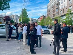 Mërgim Lushtaku dhe një numër qytetarësh grumbullohen para Policisë ku pritet intervistimi i Sami Lushtakut Mërgim Lushtaku dhe një numër qytetarësh grumbullohen para Policisë ku pritet intervistimi i Sami Lushtakut