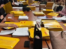 75 mijë pako me fletëvotime për ata që do votojnë me postë, edhe 30 mijë do të bëhen gati 75 mijë pako me fletëvotime për ata që do votojnë me postë, edhe 30 mijë do të bëhen gati