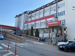 Ra nga kulmi derisa po punonte, QKUK jep detaje për gjendjen e 27 vjeçarit: Ra nga 5-6 metra, lëndimet janë serioze Ra nga kulmi derisa po punonte, QKUK jep detaje për gjendjen e 27 vjeçarit: Ra nga 5-6 metra, lëndimet janë serioze