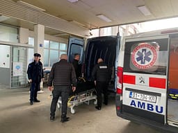 Raportohet për një rrahje masive në Skenderaj, një person niset me autoambulancë drejt spitalit Raportohet për një rrahje masive në Skenderaj, një person niset me autoambulancë drejt spitalit