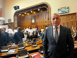 Kamberi në Kuvendin e Serbisë propozon rezolutë për krimet serbe në Kosovë Kamberi në Kuvendin e Serbisë propozon rezolutë për krimet serbe në Kosovë