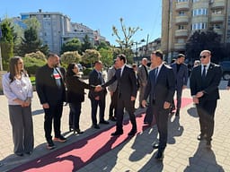 Kurti shkon në Mitrovicë, viziton kryetarin Faton Peci Kurti shkon në Mitrovicë, viziton kryetarin Faton Peci