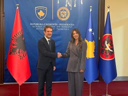 Haxhiu uron Hoxhën për detyrën e re: Ju keni qenë zëri i Kosovës në botë Haxhiu uron Hoxhën për detyrën e re: Ju keni qenë zëri i Kosovës në botë