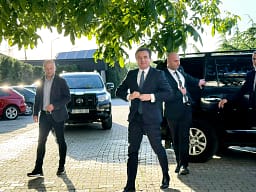 Raporti policor për ‘incidentin’ me eskortën e Kurtit në Skenderaj: Vetura nuk e ka rrezikuar eskortën, nuk ka elemente të vepres penale Raporti policor për ‘incidentin’ me eskortën e Kurtit në Skenderaj: Vetura nuk e ka rrezikuar eskortën, nuk ka elemente të vepres penale