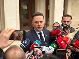 Ndarja e 100 eurove nga Qeveria në detyrë, Abdixhiku: Propagandë dhe blerje votash Ndarja e 100 eurove nga Qeveria në detyrë, Abdixhiku: Propagandë dhe blerje votash