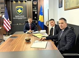 “Luftimi i pastrimit të parave”, kryeprokurori i Prokurorisë Themelore në Prizren priti në takim pune përfaqësuesit e Departamentit të Thesarit të SHBA-së “Luftimi i pastrimit të parave”, kryeprokurori i Prokurorisë Themelore në Prizren priti në takim pune përfaqësuesit e Departamentit të Thesarit të SHBA-së