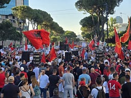 Dita e 11-të e protestës, në Tiranë pritet të vijnë edhe shqiptarë nga jashtë kufijve Dita e 11-të e protestës, në Tiranë pritet të vijnë edhe shqiptarë nga jashtë kufijve