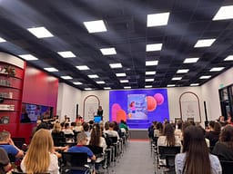 Promovohet libri për fëmijë “Kur yjet zbresin në dhomë”, me mesazh shprese dhe fuqie emocionale Promovohet libri për fëmijë “Kur yjet zbresin në dhomë”, me mesazh shprese dhe fuqie emocionale