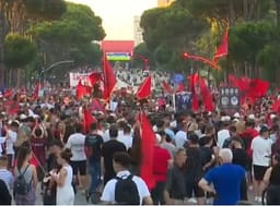 Protesta për Zvërnecin hyn në ditën e 22-të, qytetarët protestojnë para Kryeministrisë Protesta për Zvërnecin hyn në ditën e 22-të, qytetarët protestojnë para Kryeministrisë