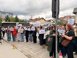 Protestohet në Prishtinë kundër privatizimit të zonave bregdetare në Shqipëri Protestohet në Prishtinë kundër privatizimit të zonave bregdetare në Shqipëri