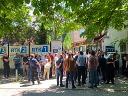RTK-ja pa paga të plota, sindikatat paralajmërojnë protesta nga e hëna nëse s’ka zgjidhje RTK-ja pa paga të plota, sindikatat paralajmërojnë protesta nga e hëna nëse s’ka zgjidhje