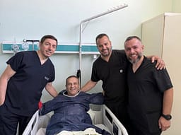 Iu desh të hynte në operim pas aksidentit, lajmërohet Sinan Vllasaliu – falënderon mjekët për përkujdesjen Iu desh të hynte në operim pas aksidentit, lajmërohet Sinan Vllasaliu – falënderon mjekët për përkujdesjen