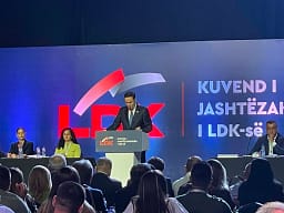 Abdixhiku para delegatëve: E rëndë të qëndrosh përballë njerëzve me të cilët ke ecur gjatë, për të rrëzuar njërin prej nesh Abdixhiku para delegatëve: E rëndë të qëndrosh përballë njerëzve me të cilët ke ecur gjatë, për të rrëzuar njërin prej nesh