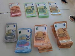 Dogana zbulon rreth 13 mijë euro të padeklaruara në Bërnjak, paratë konfiskohen përkohësisht Dogana zbulon rreth 13 mijë euro të padeklaruara në Bërnjak, paratë konfiskohen përkohësisht