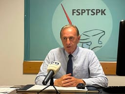 Greva e punëtorëve teknikë të 13 shkollave fillore në Prishtinë, Azemi: I kthehemi punës kur të dalin pagat Greva e punëtorëve teknikë të 13 shkollave fillore në Prishtinë, Azemi: I kthehemi punës kur të dalin pagat