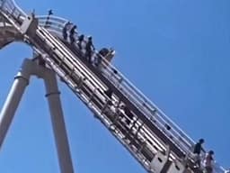 Roller coaster në parkun e argëtimit Gardaland u ndal në një lartësi – pasagjerët u desh të evakuoheshin Roller coaster në parkun e argëtimit Gardaland u ndal në një lartësi – pasagjerët u desh të evakuoheshin