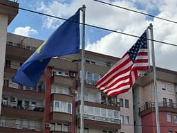Nga oborri i një xhamie në Prishtinë valëvitet flamuri amerikan, Maliqi: Faleminderit Amerikë Nga oborri i një xhamie në Prishtinë valëvitet flamuri amerikan, Maliqi: Faleminderit Amerikë