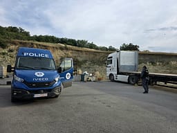 Detaje nga aksioni i sotëm, 9 persona të arrestuar – sekuestrohen 15 mijë euro dhe pesë autobotë të naftës Detaje nga aksioni i sotëm, 9 persona të arrestuar – sekuestrohen 15 mijë euro dhe pesë autobotë të naftës