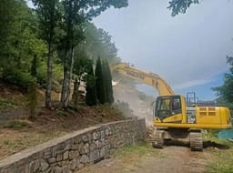 Policia mbështeti aksionin për rrënimin e vilave ilegale në Ujman, s’pati telashe Policia mbështeti aksionin për rrënimin e vilave ilegale në Ujman, s’pati telashe