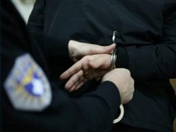 Edhe dy muaj paraburgim për të pandehurin i cili akuzohet për tentimvrasje të një 16 vjeçareje në Vushtrri Edhe dy muaj paraburgim për të pandehurin i cili akuzohet për tentimvrasje të një 16 vjeçareje në Vushtrri