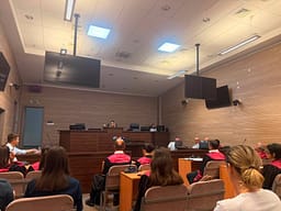 Gjykata: Janë plotësuar kushtet ligjore për gjykimin në mungesë të 21 të akuzuarve për Reçakun Gjykata: Janë plotësuar kushtet ligjore për gjykimin në mungesë të 21 të akuzuarve për Reçakun
