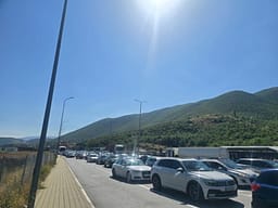 Krijohen kolona rreth 3.5 kilometra në dalje të Kosovës drejt Shqipërisë Krijohen kolona rreth 3.5 kilometra në dalje të Kosovës drejt Shqipërisë
