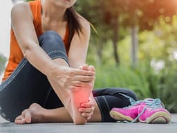 Mpirja e këmbëve mund të sinjalizojë mungesë të vitaminës B12 Mpirja e këmbëve mund të sinjalizojë mungesë të vitaminës B12