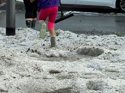 Gjermani: Rrugët e mbuluara nga breshëri, temperaturat bien nga 36 në 19 gradë Gjermani: Rrugët e mbuluara nga breshëri, temperaturat bien nga 36 në 19 gradë