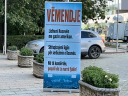 Qytetari proteston para Kuvendit: Shfuqizoni vendimin për serbizimin e Kosovës, kyçuni në gazin amerikan Qytetari proteston para Kuvendit: Shfuqizoni vendimin për serbizimin e Kosovës, kyçuni në gazin amerikan