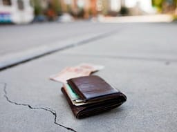 E gjeti në një parking në Malishevë, qytetari e dorëzon në polici portofolin me mbi 2900 euro E gjeti në një parking në Malishevë, qytetari e dorëzon në polici portofolin me mbi 2900 euro