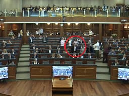 Ish-hoxha nga Drenica, Osman Musliu, zë vend në Kuvend afër Nezir Krakit Ish-hoxha nga Drenica, Osman Musliu, zë vend në Kuvend afër Nezir Krakit