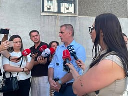 Gjocaj proteston para Kuvendit: Lidheni vendin me Amerikën Gjocaj proteston para Kuvendit: Lidheni vendin me Amerikën