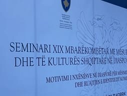 Mbi 200 mësues të mërgatës mbyllin seminarin për gjuhën shqipe në Kosovë Mbi 200 mësues të mërgatës mbyllin seminarin për gjuhën shqipe në Kosovë