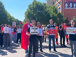 Studentë shkojnë para Qeverisë: Liri dhe drejtësi për heronjtë tanë Studentë shkojnë para Qeverisë: Liri dhe drejtësi për heronjtë tanë