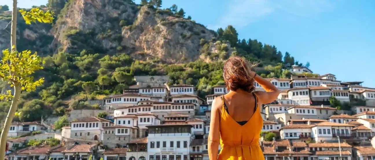 “Ne shqiptarët e presim turistin si të ishte mysafiri ynë personal” “Ne shqiptarët e presim turistin si të ishte mysafiri ynë personal”