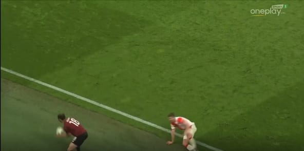 Futbollisti i Slavia Pragës bëhet viral me veprimin e tij unik për ta vonuar lojën Futbollisti i Slavia Pragës bëhet viral me veprimin e tij unik për ta vonuar lojën