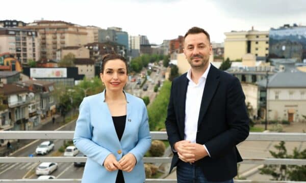 Vjosa Osmani prezanton Visar Xanin si pjesë të ekipit të saj Vjosa Osmani prezanton Visar Xanin si pjesë të ekipit të saj