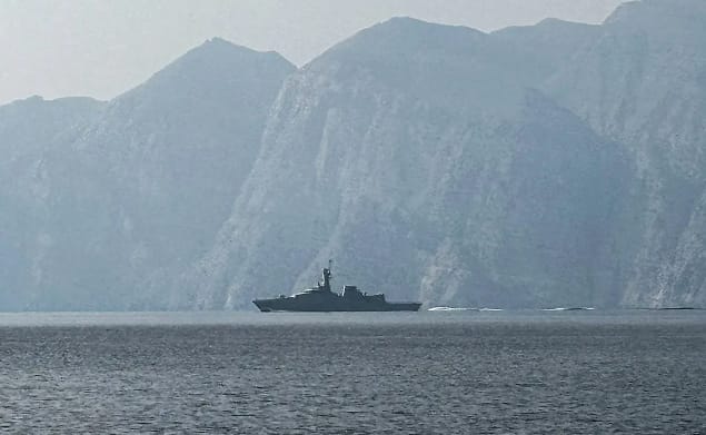 Një anije goditet me ‘predhë të panjohur’ pranë Ngushticës së Hormuzit Një anije goditet me ‘predhë të panjohur’ pranë Ngushticës së Hormuzit