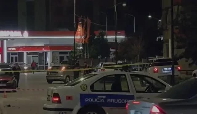 Përplasen dy makina te "Gjiri i Lalëzit", humb jetën pasagjeri 57-vjeçar Përplasen dy makina te "Gjiri i Lalëzit", humb jetën pasagjeri 57-vjeçar