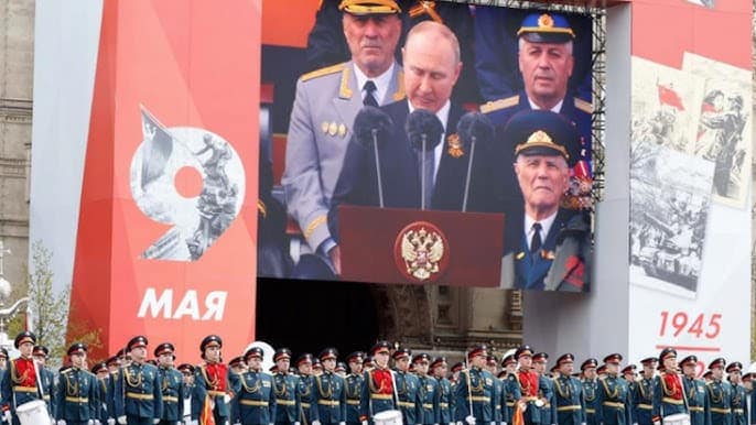 “Putini mbeti pa tanke për Ditën e Fitores: Lufta në Ukrainë zbuloi dobësinë e Kremlinit.” “Putini mbeti pa tanke për Ditën e Fitores: Lufta në Ukrainë zbuloi dobësinë e Kremlinit.”