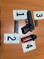 Me armë në çantë e bagazh, Policia arreston dy persona – njërin në Pejë e tjetrin në Istog Me armë në çantë e bagazh, Policia arreston dy persona – njërin në Pejë e tjetrin në Istog