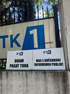 Vonesat në paga nxjerrin në protestë punonjësit e RTK-së Vonesat në paga nxjerrin në protestë punonjësit e RTK-së
