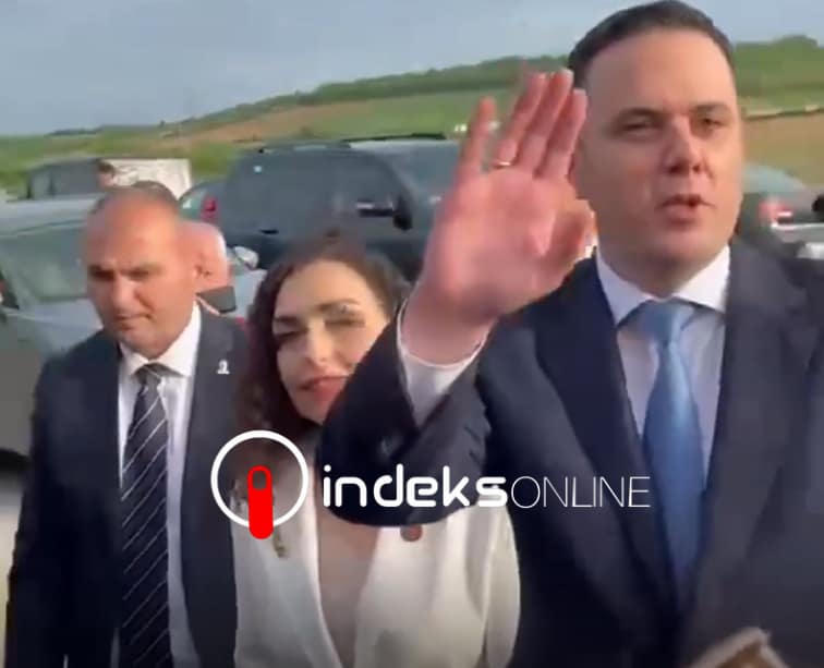 Abdixhiku dhe Osmani priten me brohoritje në “tubimin e bashkimit” Abdixhiku dhe Osmani priten me brohoritje në “tubimin e bashkimit”
