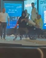 Policët nuk arrijnë ta lidhin një qytetar, ndërhyn një i ri dhe e plandos të dyshuarin Policët nuk arrijnë ta lidhin një qytetar, ndërhyn një i ri dhe e plandos të dyshuarin