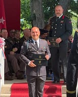 Nënkolonel i FSK-së diplomon me sukses superior në Kolegjin e Luftës së Ushtrisë Amerikane Nënkolonel i FSK-së diplomon me sukses superior në Kolegjin e Luftës së Ushtrisë Amerikane