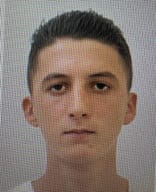 Policia shqiptare ofron 30 mijë euro dëmshpërblim për kapjen e 23-vjeçarit që vrau policin Policia shqiptare ofron 30 mijë euro dëmshpërblim për kapjen e 23-vjeçarit që vrau policin